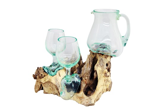 Glaskrug mit 2 Gläsern auf Schwemmholz
